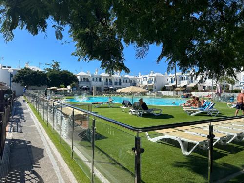Delightful Bungalow Playmar: Comfort and Convenience in Maspalomas, Steps Away from Shopping Centers and Beaches