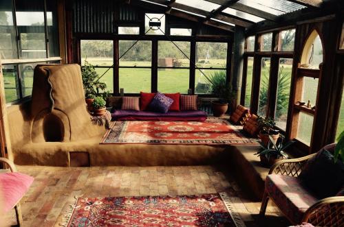sala de estar amplia con sofá y ventanas en A Boat in the Grampians, en Cavendish