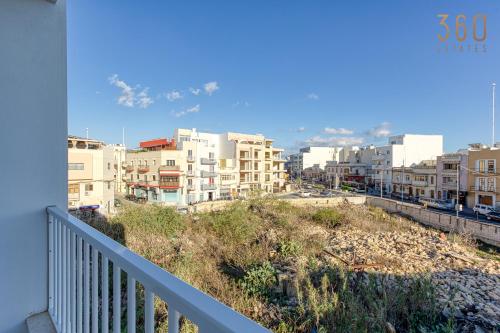 FguraにあるSpacious & Cosy 3BR Apt with Private Balconies by 360 Estatesのバルコニーからの街の景色