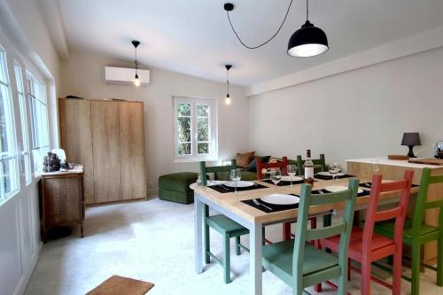 une salle à manger avec une table et des chaises dans l'établissement Au Pied de la Dune, accès privé à la plage, à Saint-Georges-de-Didonne