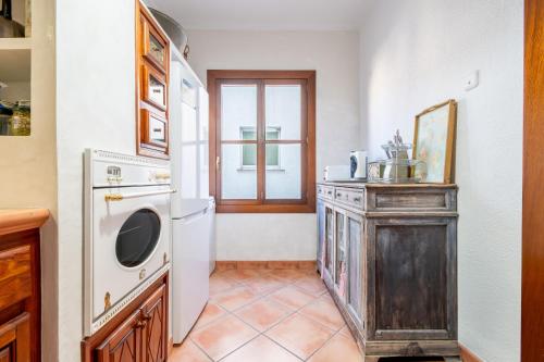 Una cocina con lavadora y secadora en una habitación. en Rialza, en Petra