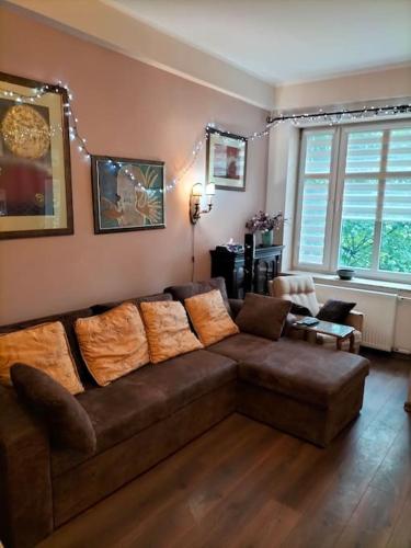 a living room with a brown couch in a room at Apartament 90m2, do 8 osób, salon, 3 sypialnie in Koszalin