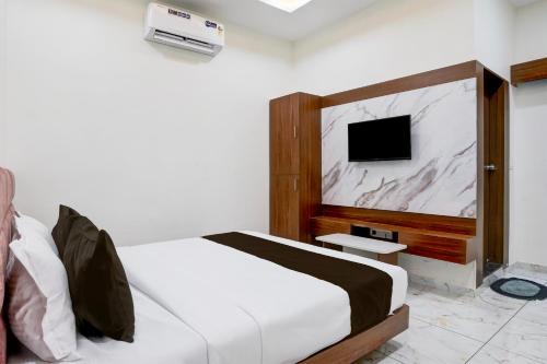TV a/nebo společenská místnost v ubytování Hotel O Dabhoi Vadodara