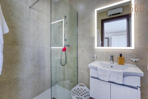 Spacious & Cosy 3BR Apt with Private Balconies by 360 Estatesにあるバスルーム