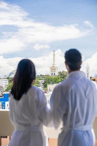 a man and a woman standing on top of a building at Hodelpa Centro Plaza in Santiago de los Caballeros