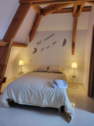- une chambre dotée d'un lit avec des mots sur le mur dans l'établissement La jolie Villa du Pesquier, à Saint-Crépin-et-Carlucet