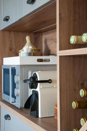d'un four micro-ondes installé à l'intérieur d'une armoire en bois. dans l'établissement Château Vieux Clos Saint Émilion, à Saint-Émilion