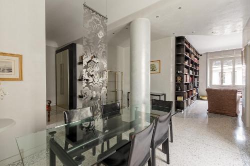 HomyCare Stylish apartment with jacuzzi & balcony steps from Duomo