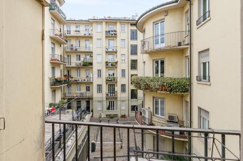 HomyCare Stylish apartment with jacuzzi & balcony steps from Duomo