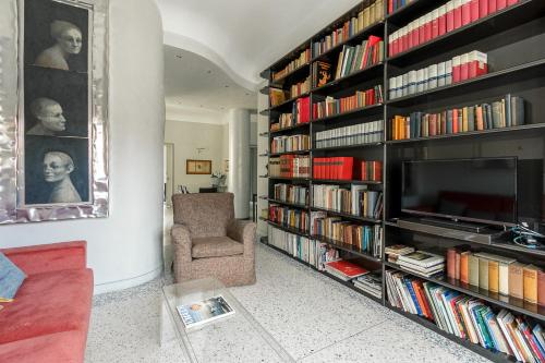 HomyCare Stylish apartment with jacuzzi & balcony steps from Duomo