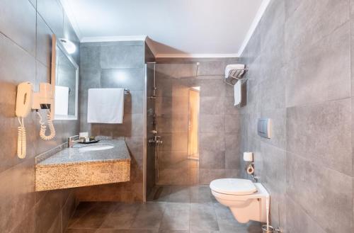 Ένα μπάνιο στο Senza Grand Santana Hotel - Ultra All Inclusive