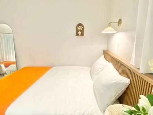 Ένα ή περισσότερα κρεβάτια σε δωμάτιο στο stay sosom #convenient traffic #adjacent to the center