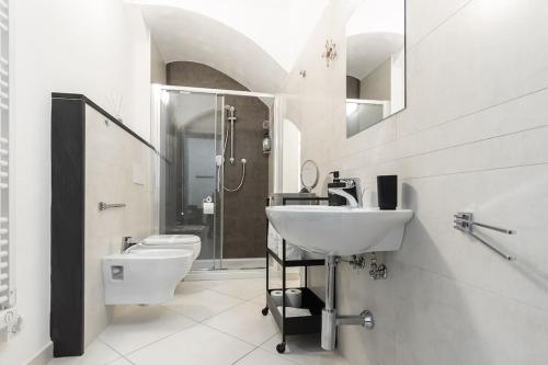 a white bathroom with a sink and a toilet at Casa Mary - 50 mt dal mare - centro storico in Varazze