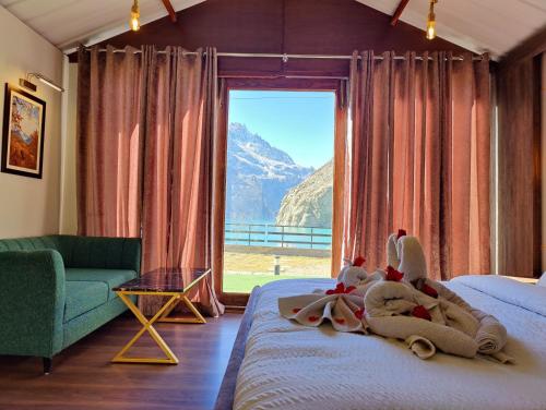 Un dormitorio con una cama con vistas a la montaña. en Horizon Resort Attabad Lake Hunza, en Hunza