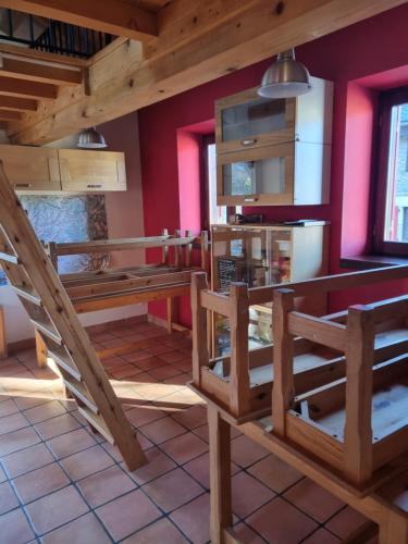 Cette chambre est dotée de bancs en bois et de murs roses. dans l'établissement Les jardins de l'Orri, à Planès