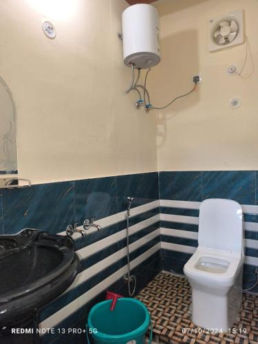 DwārāhātにあるDWARIKA HOTELの洗面台とトイレ付きのバスルーム