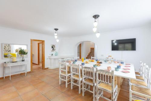 a dining room with a white table and chairs at Fidalsa Divine Hiding in Algorfa