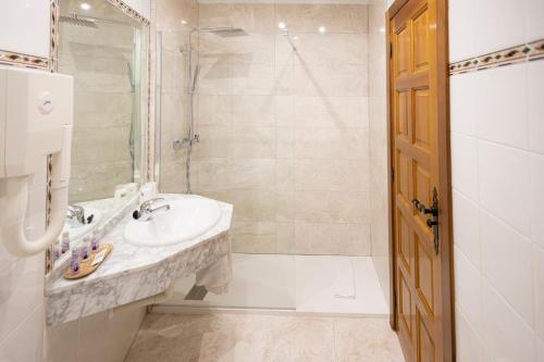 Bilik mandi di Hostal Gran Duque
