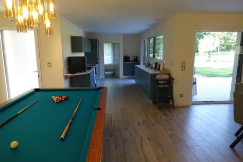 Biliár nebo kulečník v ubytování La Villa des Lys