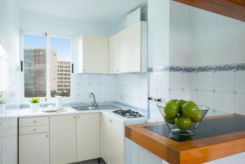 Dapur atau dapur kecil di Apartamentos Calablanca