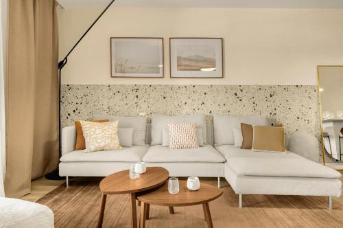 - un salon avec un canapé blanc et 2 tables dans l'établissement Savana - apt à 10min du Capitole, à Toulouse