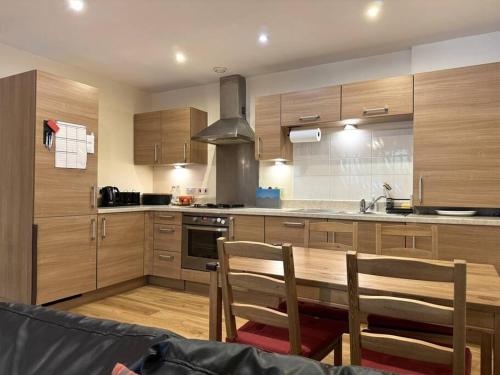 Kuchyň nebo kuchyňský kout v ubytování Spacious 1BD Orpington Flat, 20 min to Central LDN