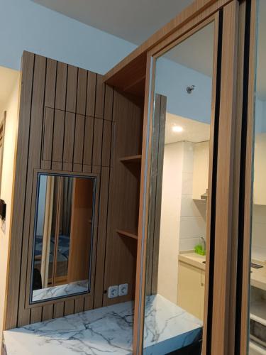 a mirror on the side of a room at Apartemen Sky House BSD in Cilenggang