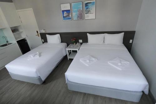 Ένα ή περισσότερα κρεβάτια σε δωμάτιο στο BELLA HOTEL PHU QUOC - Free tour to take pictures of Sunset town