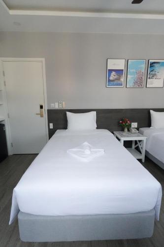 Ένα ή περισσότερα κρεβάτια σε δωμάτιο στο BELLA HOTEL PHU QUOC - Free tour to take pictures of Sunset town