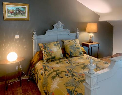 - une chambre avec un lit doté d'un couvre-lit avec des palmiers dans l'établissement La Jeannette Chambre d'Hôtes, suite 2 à 4 couchages, à Chabeuil