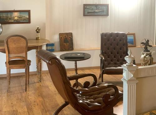 une chambre avec des chaises, une table, une table et une chaise dans l'établissement La Jeannette Chambre d'Hôtes, suite 2 à 4 couchages, à Chabeuil