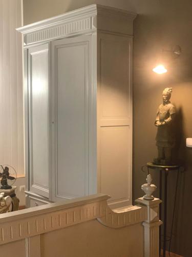 une chambre avec un buste d'une statue sur une étagère dans l'établissement La Jeannette Chambre d'Hôtes, suite 2 à 4 couchages, à Chabeuil