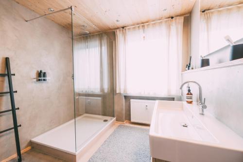 Gallery image of Zentrales Zimmer mit Bergblick in bewohnter Eigentumswohnung in Garmisch-Partenkirchen