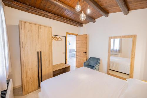 Deluxe One-Bedroom Apartment with Garden View