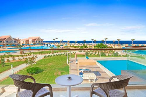 Bazén v ubytování Pickalbatros Sea World Resort - Marsa Alam- "Aqua Park" nebo v jeho okolí