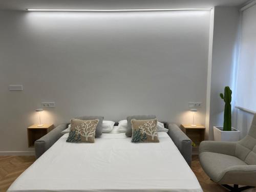 Una sala de estar con un gran sofá blanco y dos sillas. en Luxury Gran Vía centro Murcia, en Murcia