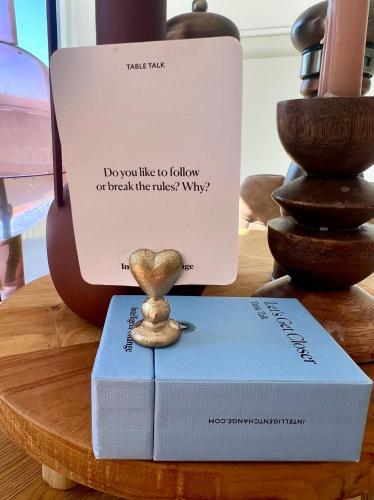 a book sitting on top of a table with a box at B&B slaap in Buurse in Haaksbergen
