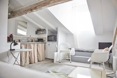 un salon avec un canapé et une table dans l'établissement Studio Côte Blanche - Welkeys, à Nice