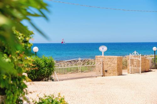 トッレ・スーダにあるRESIDENCE OASI SUL MAREの海を背景に海岸門
