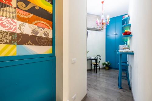 Habitación con puerta azul y mesa en Temple View FCollection Superior Relais, en Roma