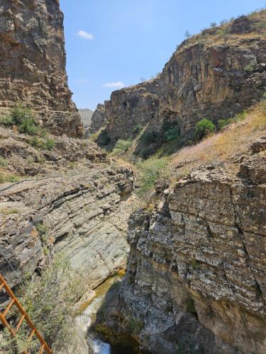 a canyon with a river in the middle of a mountain at Fenix Villa in Zarritʼapʼ