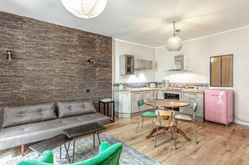 un salon avec un canapé et une table dans l'établissement Appartement Sainte Claire Vintage - Welkeys, à Annecy