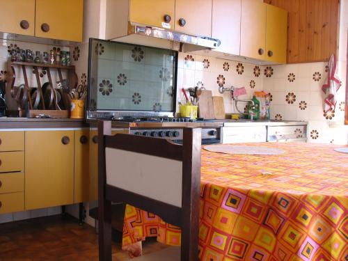 a kitchen with a stove and a table in it at B&B Itala in Recanati