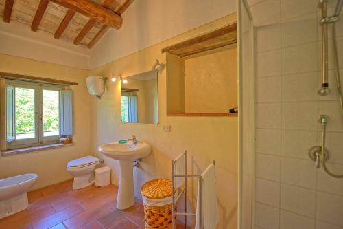 Ένα μπάνιο στο Villa Gualchiere by PosarelliVillas