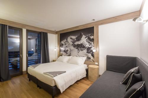 Postel nebo postele na pokoji v ubytování NH Collection Alagna Mirtillo Rosso