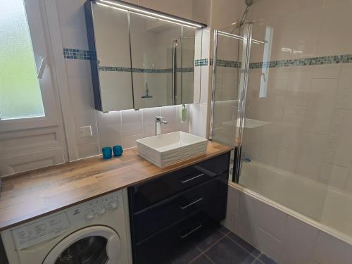 łazienka z umywalką i pralką w obiekcie Appartement 3 pièces cœur ville w mieście Quiberon