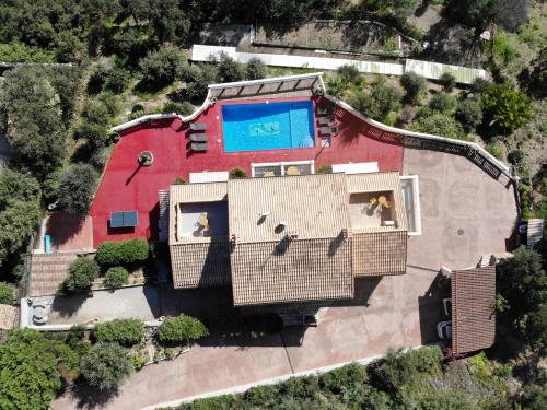 une vue aérienne d'une maison avec piscine dans l'établissement La Villa 101 -TOPVACANCES -LES ISSAMBRES, à Roquebrune-sur Argens