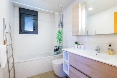 a bathroom with a sink and a toilet and a tub at Villa Puerto Blanco in Vinaròs