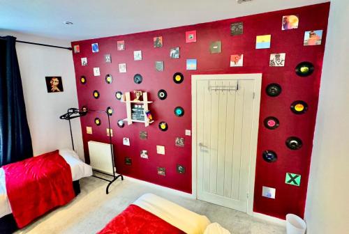 Postel nebo postele na pokoji v ubytování Three Bedroom House By Peacegrove Homes Short Lets & Serviced Accommodation Brighton With Free WiFi & Pet Friendly
