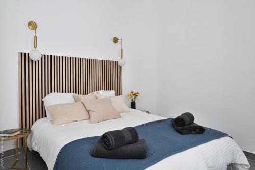 une chambre avec un grand lit avec des serviettes dessus dans l'établissement À 2 Pas de la plage des catalans, à Marseille